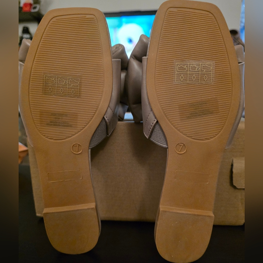 Journee Collection Wmn's Fayre Mocha slip-on slide sandals in vegan leather Sz 7 - Picture 6 of 7
